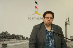 Zu Beginn hatte Jan Ludwig Antoni als Vertreter der Point Alpha Stiftung die Zuhörer begrüßt.