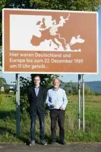 Erinnerung an die Grenzöffnung: Philipp Metzler und Michael Cramer vor dem Gedenkschild von Point Alpha, das auch Ziel der Radfahrer auf dem EuroVelo 13 sein kann. Fotos: Johannes Schneider