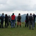 Teilnehmer der Wanderung "NaTour" genießen den Blick in "offene Ferne" der Kuppenrhön.