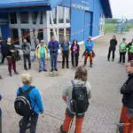 Am Treffpunkt vor dem Haus auf der Grenze kamen etwa 30 Personen zusammen.
