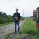 Philipp Metzler erklärt den Kolonnenweg und die von Dr. Ulrich Barnickel geschaffenen Skulpturen am Weg der Hoffnung.