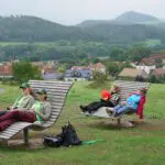 Die zum Ensemble gehörenden Sonnenbänke kommen hervorragend an.