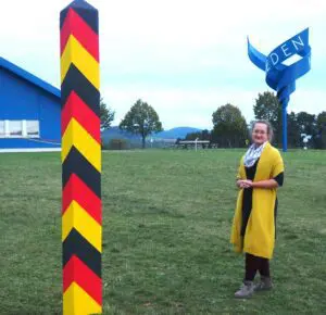 Die Referentin Sophie Lange am Grünen bei Point Alpha.