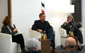 Die Experten auf dem Podium analysierten, bewerteten und ordneten die Ereignisse rund um den Volksaufstand ein.