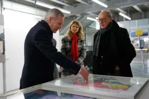 Auf historischer Zeitreise auf Point Alpha: Der Bundespräsident a.D. Christian Wulff (links) mit Manuela Henkel und Berthold Dücker.