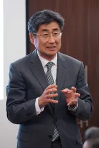 Generalkonsul Kyungsok Koh tritt für die universellen Menschenrechte ein.