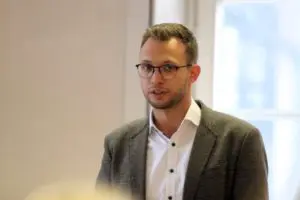 Benedikt Stock sprach bei der Vernissage ein Grußwort.