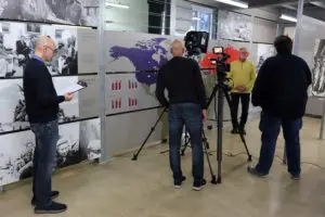 Die Journalisten und Filmemacher Martin Steffen und Björn Lindberg aus Schweden mit voller Konzentration bei den Dreharbeiten in der Gedenkstätte für ihre Dokumentation. Fotos: Johannes Schneider/Tim Keller