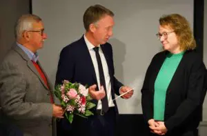 Berthold Jost und Raymond Walk verabschieden Christina Weller aus dem Vorstand.