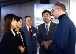 Michael Brand im Austausch mit den südkoreanischen Gästen.