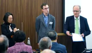 Prof. Dr. Hammen (r.) zeichnete ein düsteres Bild von der Informationsfreiheit in Nordkorea. Links daneben Studienleiter Philipp Metzler.