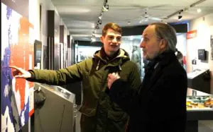 Der ehemalige Uni-Professor für Zeitgeschichte und frühere Direktor des Hannah-Arendt-Instituts nahm sich auch die Zeit, für einen Rundgang durch die Ausstellungen der Gedenkstätte Point Alpha in Begleitung der wissenschaftlichen Mitarbeiter Tim Keller und Johannes Schneider.
