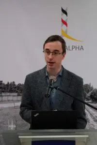 Philipp Metzler bei der Begrüßung im Haus auf der Grenze.