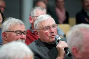 Das interessierte Publikum im Haus auf der Grenze sorgte mit Nachfragen und kritischen Einwänden im Anschluss für eine lebhafte Diskussion mit dem Buchautor. Fotos: Johannes Schneider