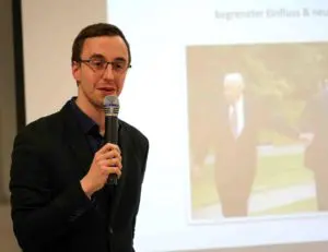 Im Rahmen seiner Begrüßung stellte Philipp Metzler, Studienleiter der Point Alpha Stiftung, den Gastredner vor und führte kompakte in das Thema ein.