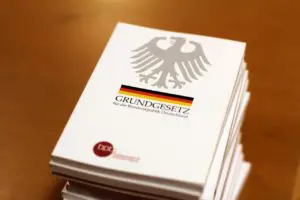 Das Grundgesetz regelt die wichtigsten Rechte und Pflichten der Bürger in Deutschland.