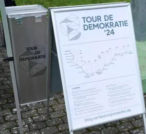 Die Demokratie mit dem 75 Jahre alten Grundgesetz ist die schwierigste, aber auch die beste Staatsform: Organisiert wird die „Tour de Demokratie“ von der Gesellschaft zur Erforschung der Demokratie-Geschichte, der Stiftung Orte der deutschen Demokratiegeschichte und dem Netzwerk Verfassungsstädte.