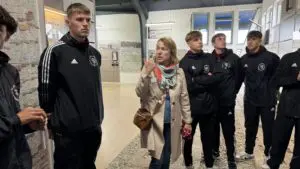 Die Point-Alpha-Gästebetreuerin Christine Weller bei einer Führung mit den Fußballern im Haus auf der Grenze.