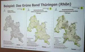 Anhand von Karten, Grafiken und Bildern veranschaulichte Telle auf Point Alpha den „Klimawandel in der Rhön“. Fotos: Johannes Schneider