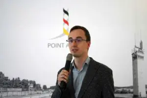 Philipp Metzler begrüßte auf Point Alpha die Besucher und führte kompakt ins Thema ein. 