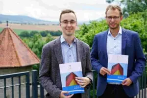 Der Vorstand der Point Alpha Stiftung, Benedikt Stock (r.) und Philipp Metzler, mit dem Tätigkeitsbericht für 2023.