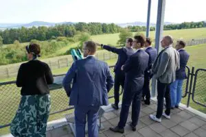 Blick vom US-Beobachtungsturm auf die rekonstruierte Grenzsperranlage und ins das frühere Sperrgebiet von Geisa.