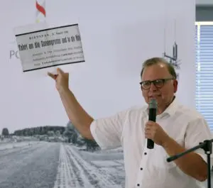 Martin Hank hatte Dücker ein Schutzschirm mitgebracht, falls er noch einmal auf die Idee kommen sollte, zu Fuß von Geisa in Richtung Lauterbach zu laufen.