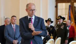 Michael Brand MdB und Stiftungsratsmitglied spricht beim Regimental Dinner über die freundschaftlichen transatlantischen Beziehungen.