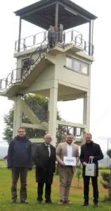 Spendenübergabe vor dem Beobachtungsturm im US Camp: Johannes Uth (2.v.r.) mit den Vorstandsmitgliedern des Fördervereins Raymond Walk, Berthold Jost und Stefan Sachs (von rechts).