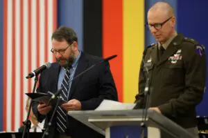 Brigadegeneral Andrew D. Cecil (rechts) und Eric Kirsch vertraten die U.S.-Army.