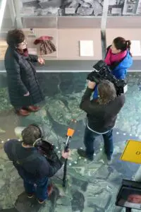Dreharbeiten und Interview: Das ZDF mit Marie-Luise Tröbs auf Point Alpha.
