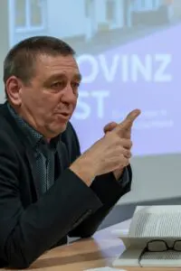 Der Autor Jens Schöne erzählte auf Point Alpha von seinen Erlebnissen in den ostdeutschen Sexshops. Fotos: Daniela Theurer