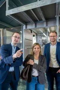 Die neue HLZ-Direktorin Franziska Kiermeier mit dem Vorstand der Point Alpha Stiftung Philipp Metzler (links) und Benedikt Stock. Fotos: Johannes Schneider