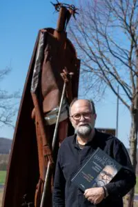 Dr. Ulrich Barnickel präsentiert seine Autobiografie vor einer seiner mächtigen Metall-Skulpturen am „Weg der Hoffnung“ an der ehemaligen innerdeutschen Grenze.