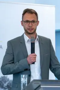 Benedikt Stock begrüßte den Geburtstagsjubilar und das Publikum in der Gedenkstätte Point Alpha.
