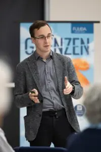 Philipp Metzler bei seinem Referat im Fuldaer Kaufhaus "Karl". Fotos: Johannes Schneider