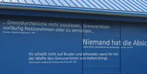 Die Anweisungen waren unmissverständlich und sind auf der Fassade am Haus auf der Grenze von Point Alpha abgebildet.