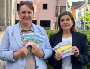 Christine Jecker (r.) und Anemone Gutberlet von der TAG mit den neuen Rad- und Wanderkarten.