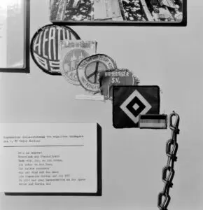 Die von den Fankutten abgetrennten Aufnäher der Bundesligaclubs.