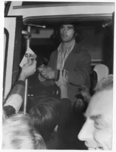 Unter Beobachtung: Gerd Müller verteilt in Dresden Autogramme. Quellen: Bundesarchiv