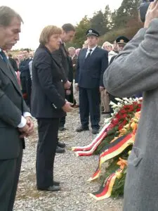 Zahlreiche Prominente waren am Denkmal zu Gast, so auch die ehemalige Bundeskanzlerin Angela Merkel, 2002 noch in ihrer Funktion als CDU-Fraktionsvorsitzende.