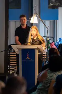 Zentrale Passagen aus dem Buch „Zur eigenen Sicherheit?“ wurden szenisch eingebunden und wirkungsvoll zitiert. Fotos: Johannes Schneider