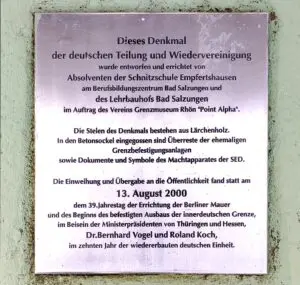 Eine Plakette erinnert an die Enthüllung am 13. August 2000.