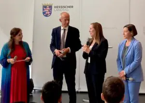 Waren voll des Lobes für die Projekte der Schüler (von rechts) Wettbewerbsleiterin Gabriele Woidelko von der Körber-Stiftung, Landtagspräsidentin Astrid Wallmann, Bildungsminister Armin Schwarz und Susan Zare, die als Moderatorin durchs Programm führte.