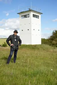 Volontär Niklas Kolb vor der ehemaligen Führungsstelle Wiesenfeld. Fotos: Tim Keller