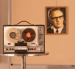 Das Tonbandgerät lieferte immer mit kurzen Einspielern immer wieder die Perspektive der Opfer der Stasi und den historischen Kontext.