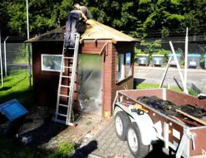 Mit vollem Einsatz wird auch das Dach neu gemacht.