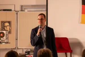 Philipp Metzler, Vorstand der Point Alpha Stiftung, sprach die Begrüßung und freute sich über den extrem hohen Zuspruch. 