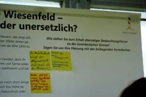 Diskussionen über die Nachnutzung und den Erhalt der Grenztürme fanden in der Kanzel des Wiesenfelder Turms statt. Dort konnten Besucher auch ihre Meinung an den Plakaten wiedergeben.