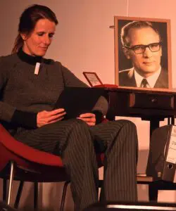 Die Bühne auf Point Alpha wird zum Dienstzimmer von Stasi-Chef Erich Mielke umdekoriert, wo die Schauspielerin Anja Kümmelmann in die Rolle der Monika Haeger schlüpft.